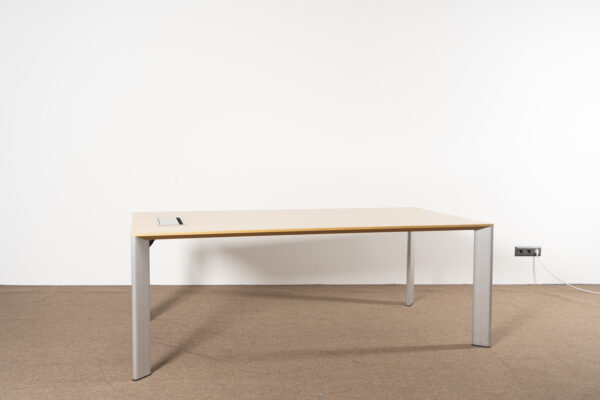 0235 Div. Designer Besprechungstisch